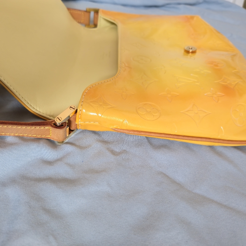 LOUIS VUITTON Thompson Street Beige (Yellow) Vernis Shoulder Baf - Picture 7 of 17
